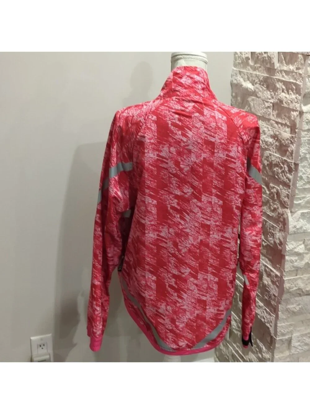 Running Room pattern pink/red reflective windbreaker jacket